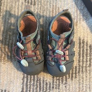 Crown vintage sports sandals sz 7